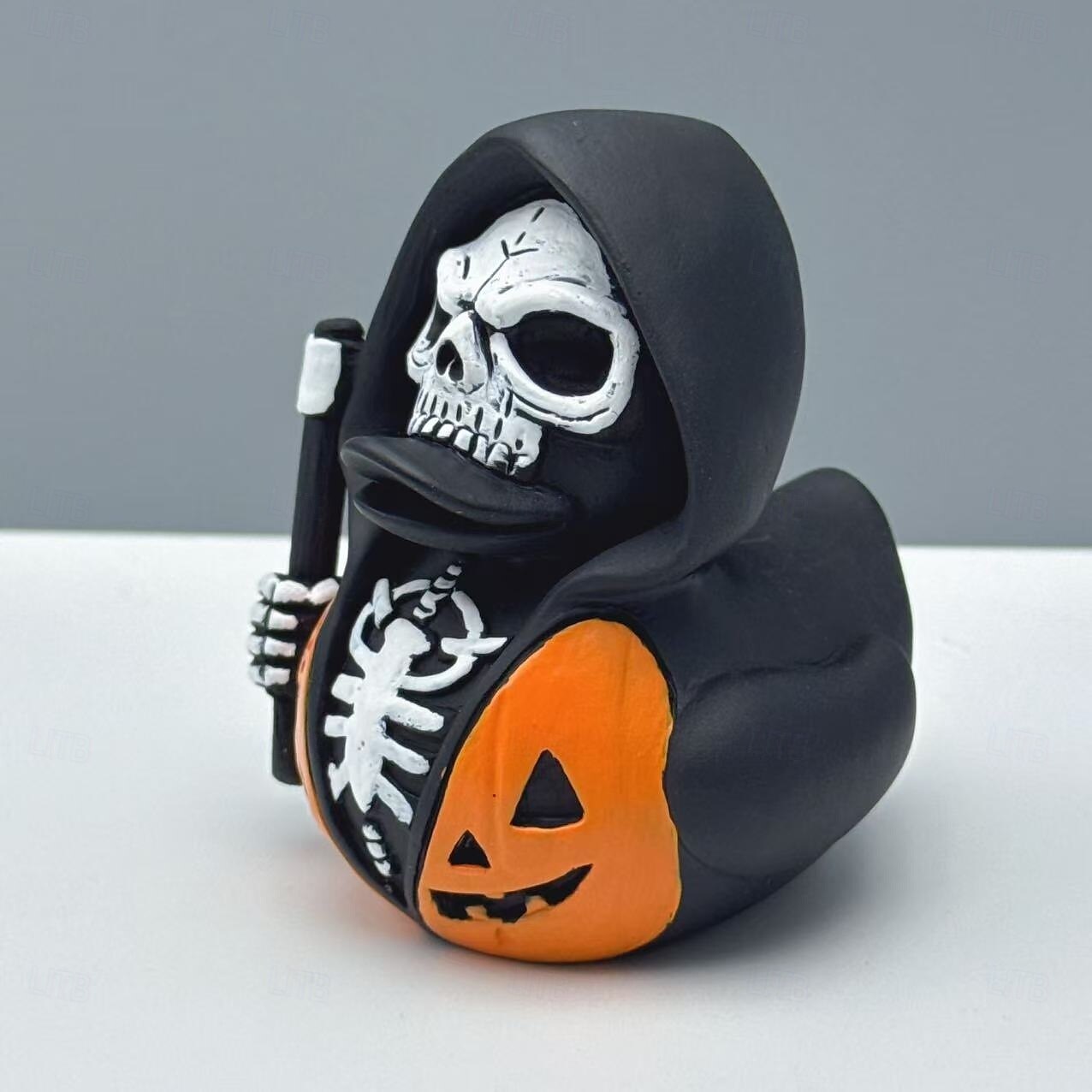 Statuetta in resina a forma di anatra con falce della morte per Halloween, statua di anatra con dettagli di drago, ornamento fantasy gotico a forma di anatra per decorazioni spettrali per la casa o del 2025 a $16.99 –P6