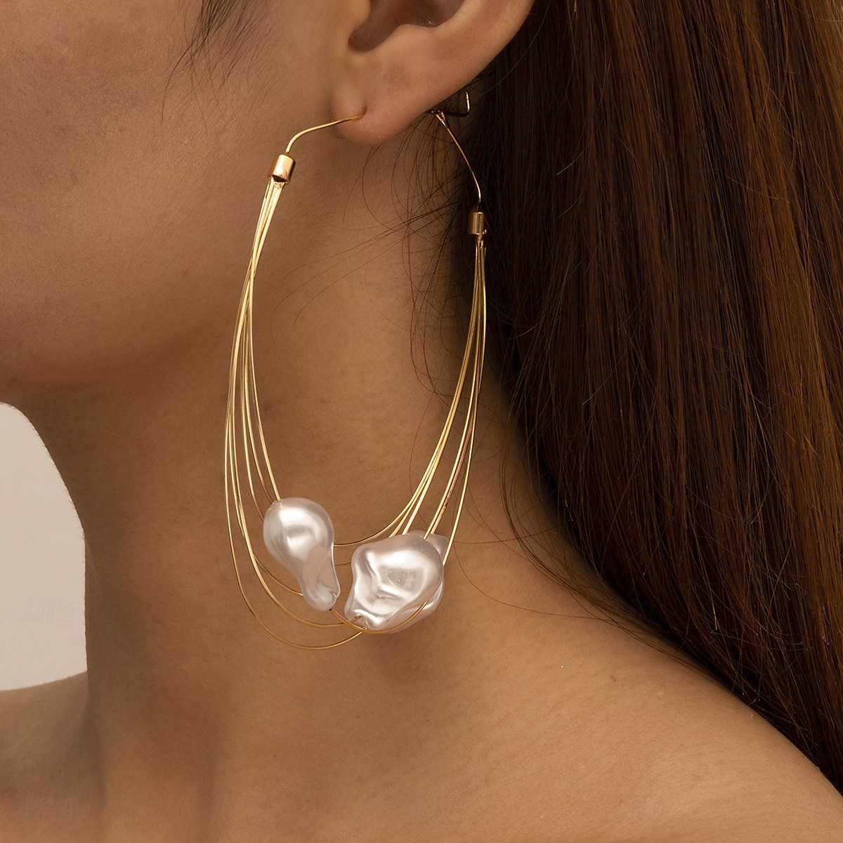 Boucles d'oreilles créoles surdimensionnées en fil d'or pour femmes avec gouttes de perles irrégulières - bijoux de déclaration artistique pour les fêtes de mode et les événements branchés de 2025 ? $14.99 –P3