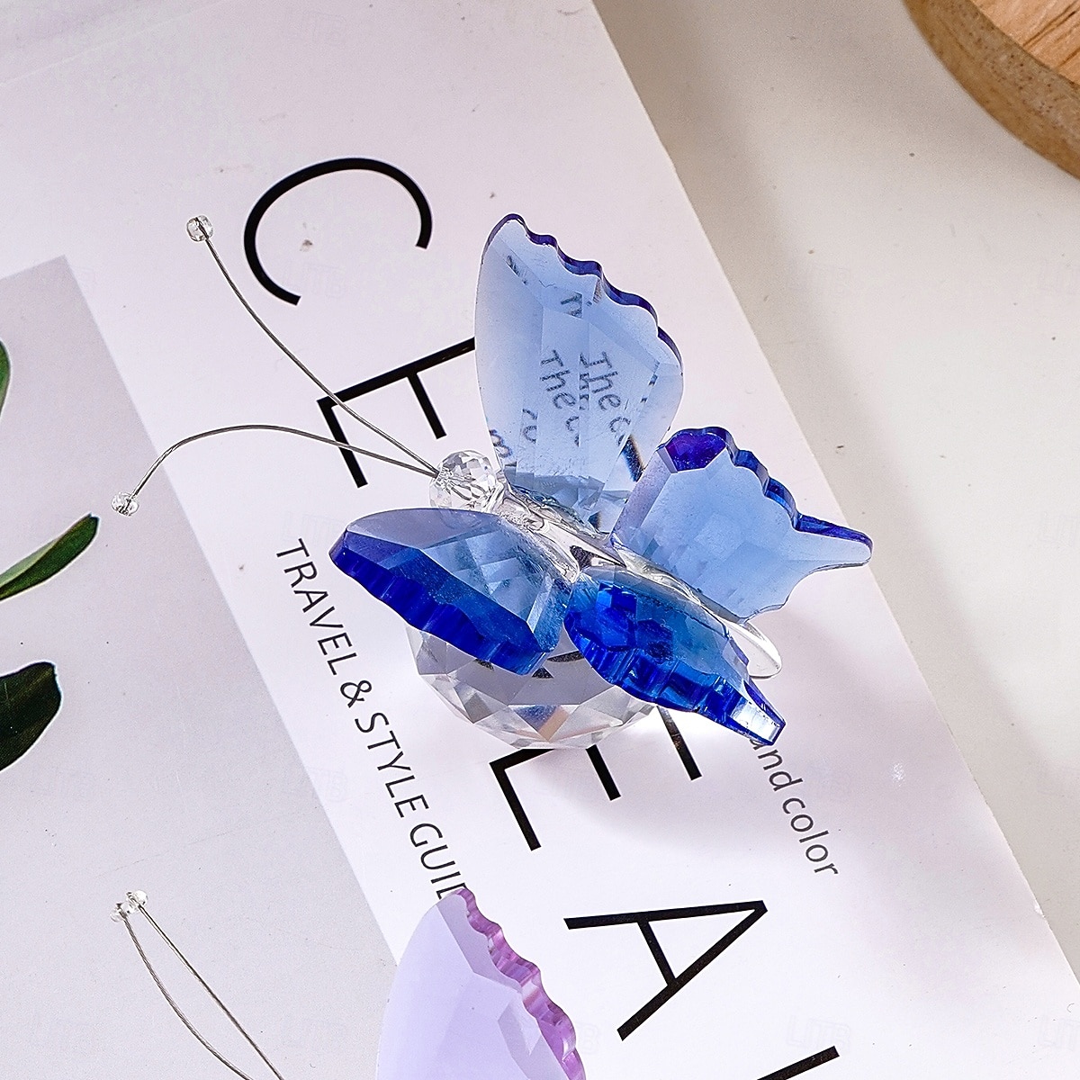 kristályüveg pillangófigura átlátszó gömb alakú talppal, elegáns üveg állatszobor lakberendezéshez, átlátszó pillangó dísz polcra, asztalra vagy ajándéktárgynak 2026 - $10.99 –P8