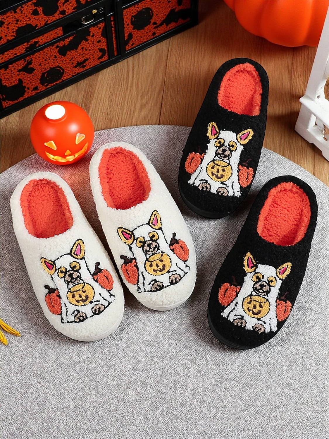Chaussons unisexes en polaire brodés pour chien d'Halloween – chaussures d'intérieur confortables avec motif citrouille pour femmes et hommes de 2025 ? $14.99 –P1