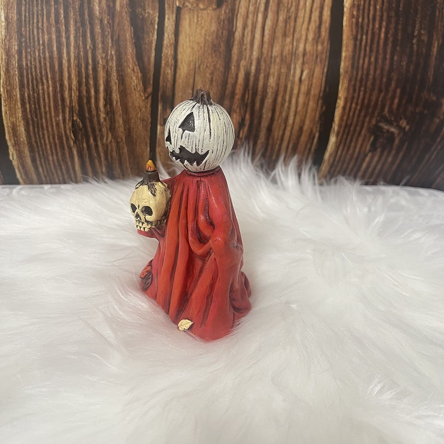 Statuetta in resina raffigurante una zucca di Halloween, decorazione da tavolo a forma di strega con mantello, decorazione spettrale per la casa, per ingresso, mensola, scaffale, esposizione interna del 2025 a $19.49 –P7