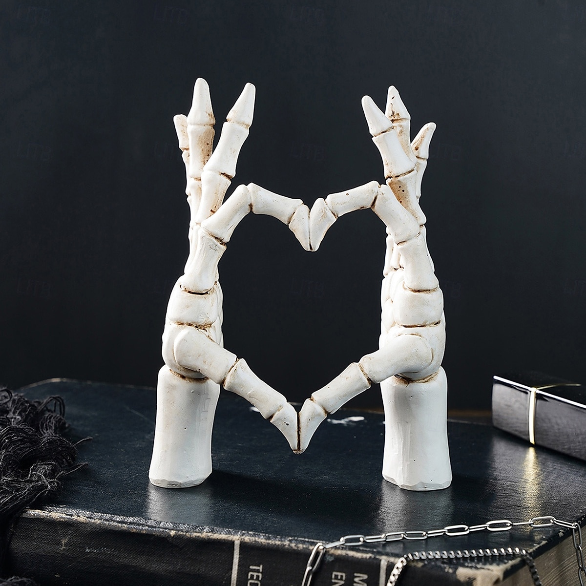 Halloween Resin Skeleton Heart Hands Decor, Skull Head with Skeleton Hands Forming Heart Shape, Spooky Tabletop Decoration for Halloween Party and Home Holiday Display 2025 - $17.49 –P8