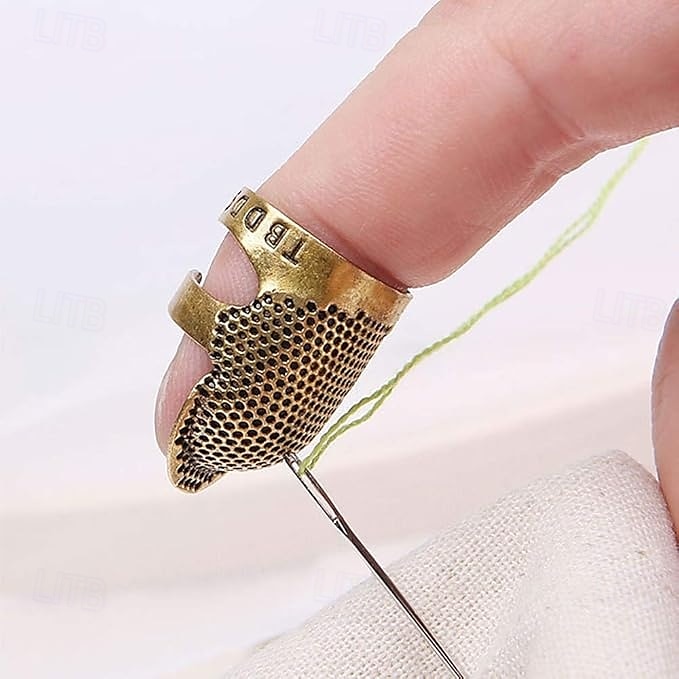 Confezione da 4 dita da cucito con protezione per le dita regolabile, protezione in metallo per spilli, aghi per cucire, quilting, accessori per il fai da te, strumenti per cucire e ricamo (2 misure) del 2025 a $9.49 –P3