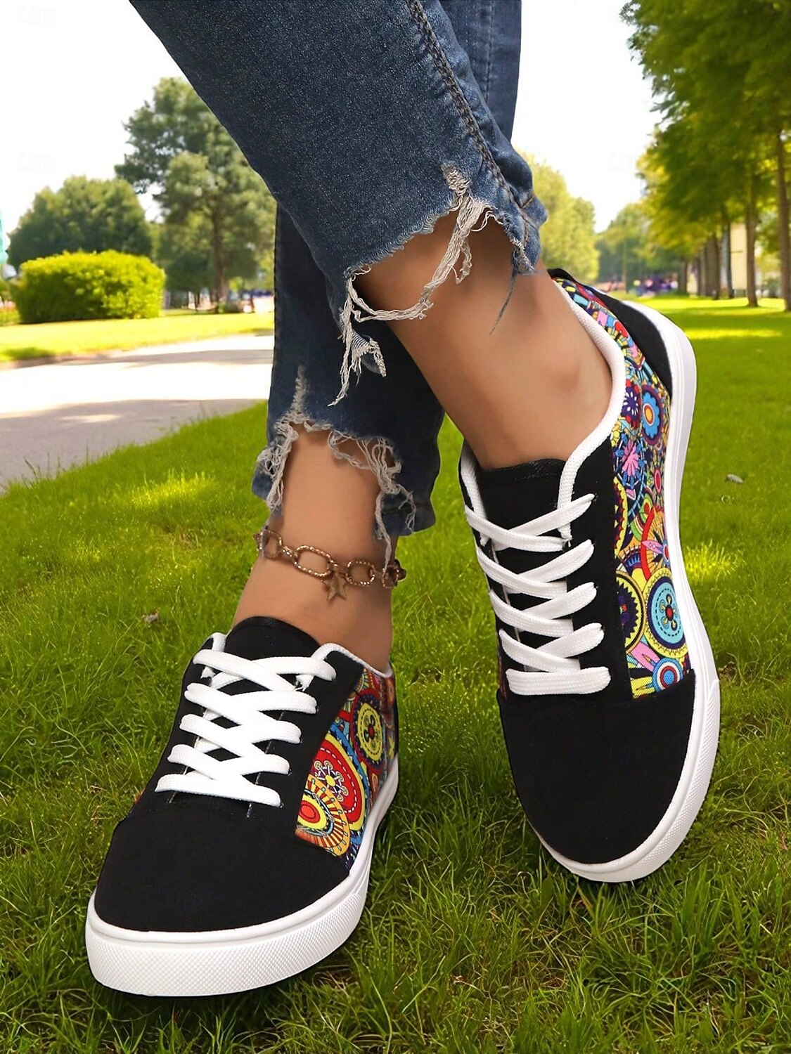 Baskets en toile colorées pour femmes – chaussures à lacets décontractées et légères avec un imprimé artistique vibrant, parfaites pour la marche, les voyages et le style urbain au quotidien de 2025 ? $24.99 –P7