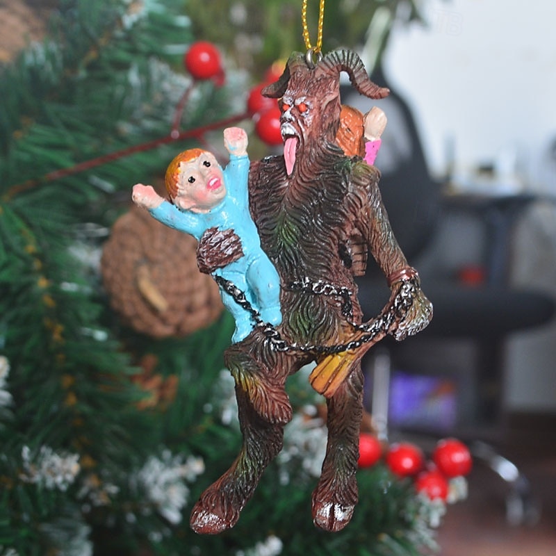 Decorazione da appendere in resina a forma di Krampus di Halloween, statuetta di un bambino che afferra un demone malvagio, scultura in resina spaventosa da regalare a Natale. del 2025 a $10.99 –P2