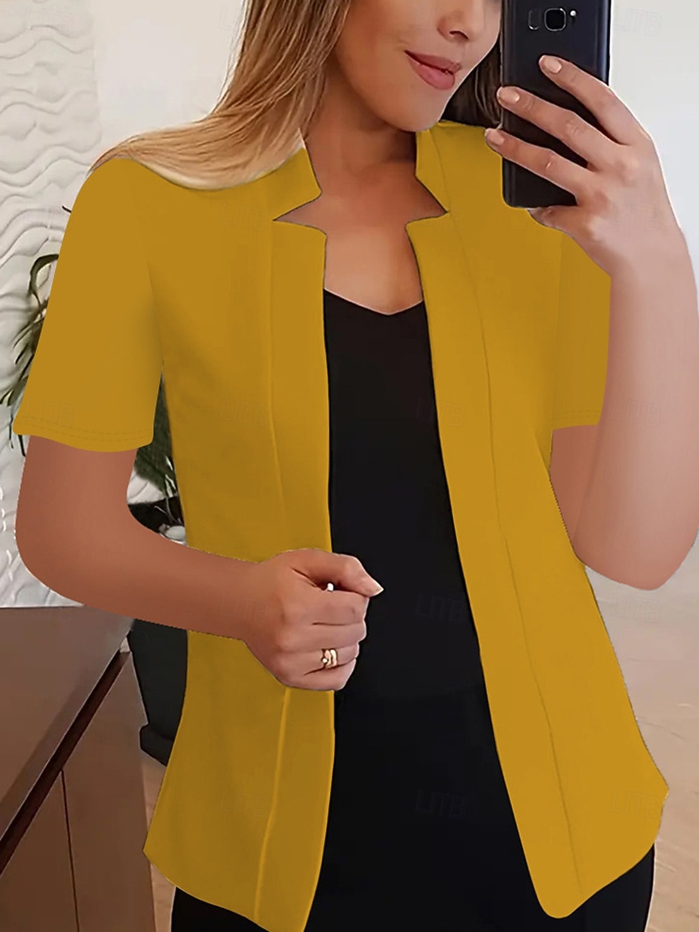 Femmes Blazer Confortable Respirant Coupe ajustée Mode Moderne Uni Travail Quotidien Régulier Col montant Coupe régulière Manches courtes Vêtements d'extérieur Noir Blanche Jaune Été de 2025 ? $24.99 –P4