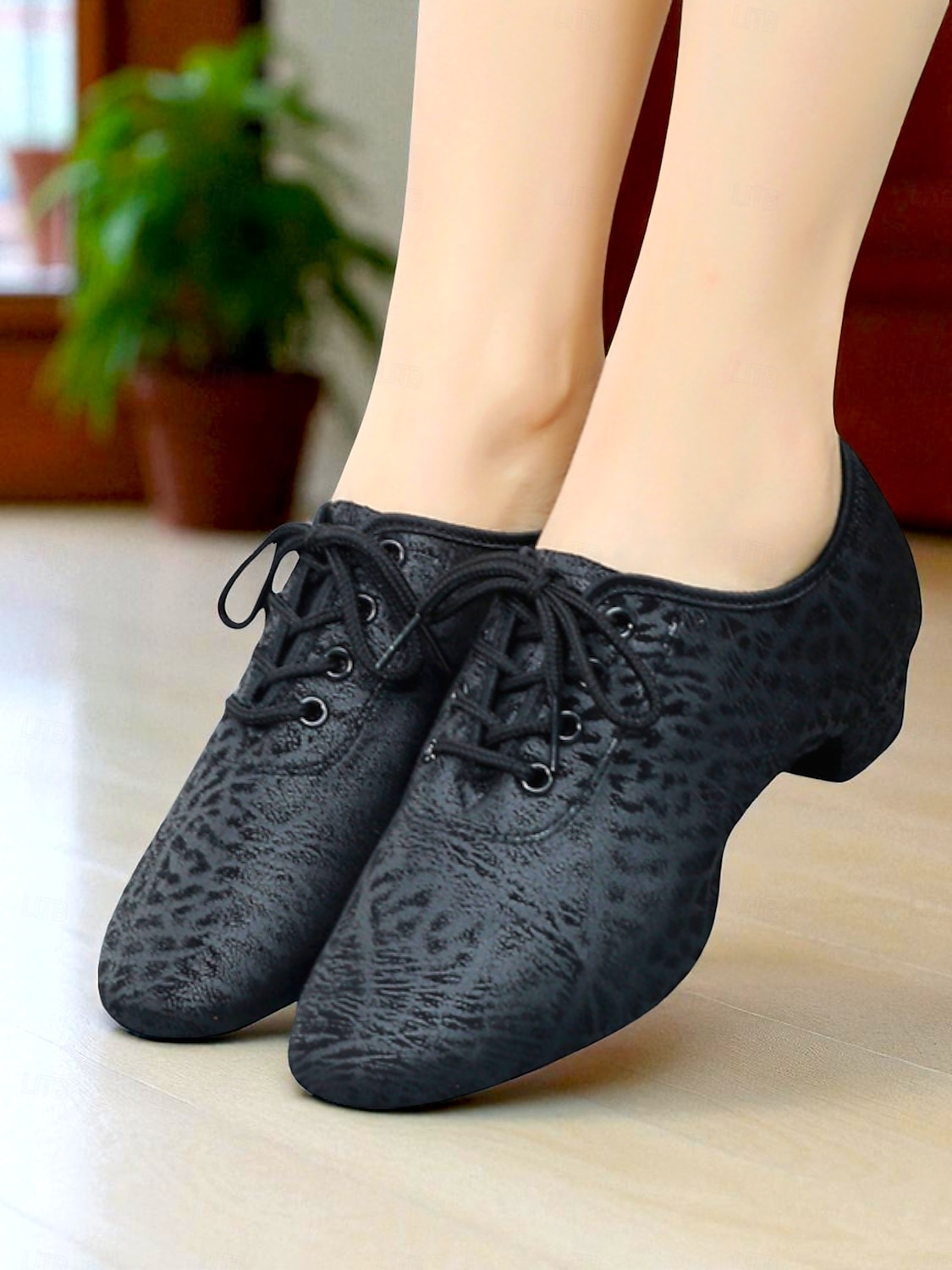 Chaussures de danse à lacets noires à motif léopard pour femmes - Chaussures de jazz professionnelles à talon bas pour danseuses et entraînement en studio de 2025 ? $34.99 –P4
