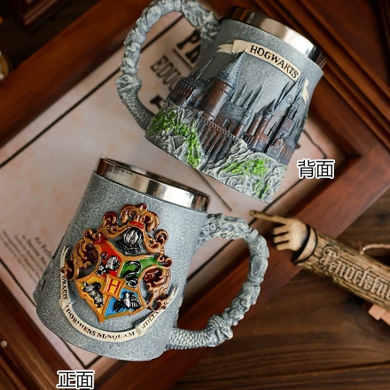 Tazza con emblema del castello magico, boccale da birra retrò in acciaio inossidabile, tazza regalo dell'accademia dei maghi, bicchieri fantasy per fan e collezionisti del 2025 a $22.99 –P2
