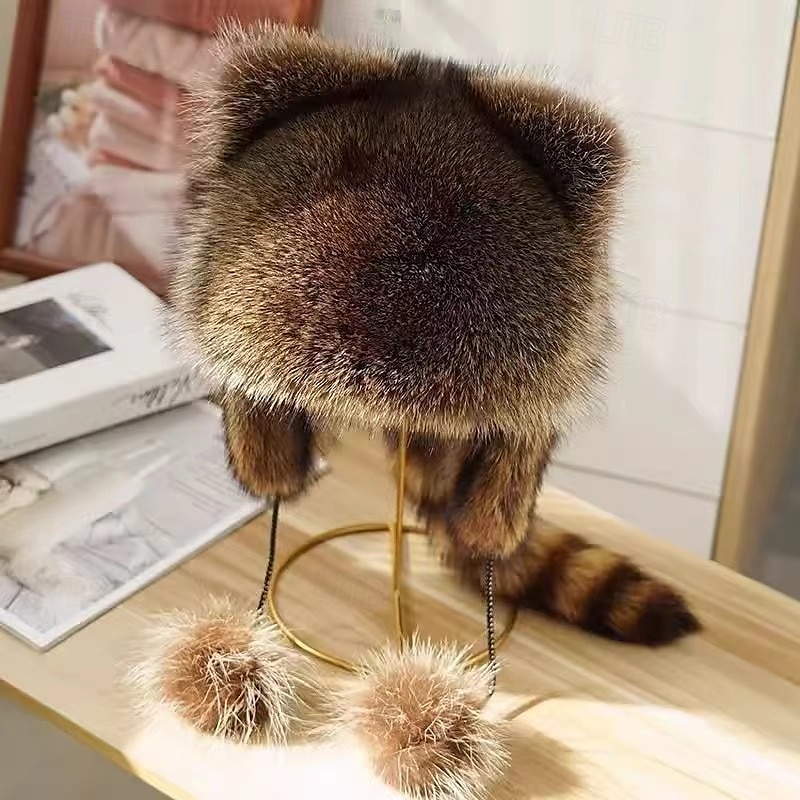 Bonnet en peluche marron de Noël avec queue de raton laveur pour adultes, doté d'un design classique avec des cache-oreilles et une queue, parfait pour les activités de plein air hivernales de 2025 ? $17.49 –P1