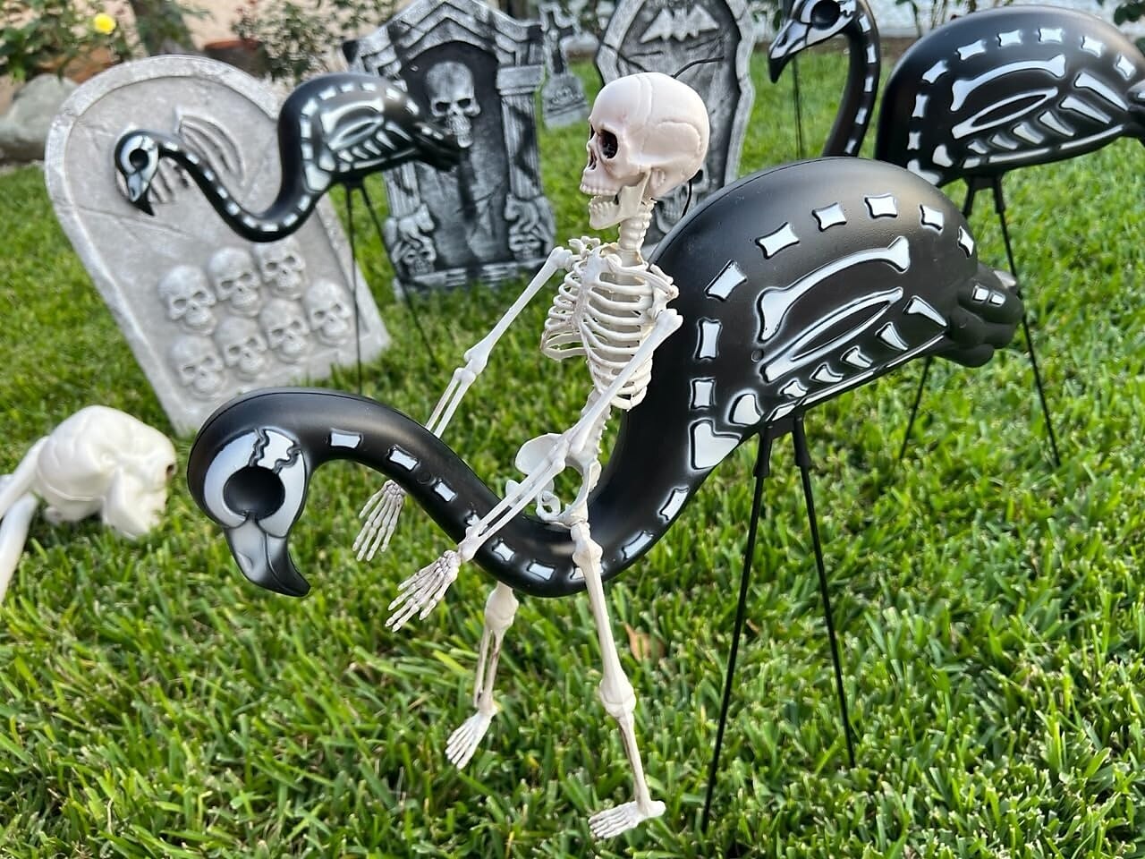 2025年 ハロウィン用ブラックフラミンゴスケルトンゾンビフラミンゴスカルフラミンゴ2個パック、杭付き、ハロウィン芝生オーナメント、不気味な墓地の装飾  コレクション – $1124.59 –P2