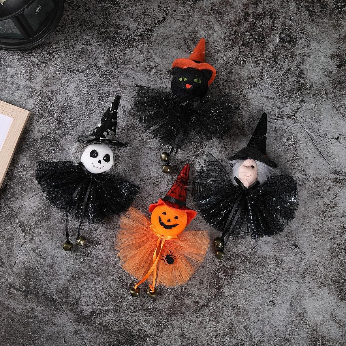 Závěsná ozdoba na halloweenskou panenku čarodějnice, kreslený zvonek s tylovou sukní, dýně, duch a plyšové přívěsky s černou kočkou pro vnitřní i venkovní halloweenské párty a domácí dekorace 2025 - $9.99 –P6