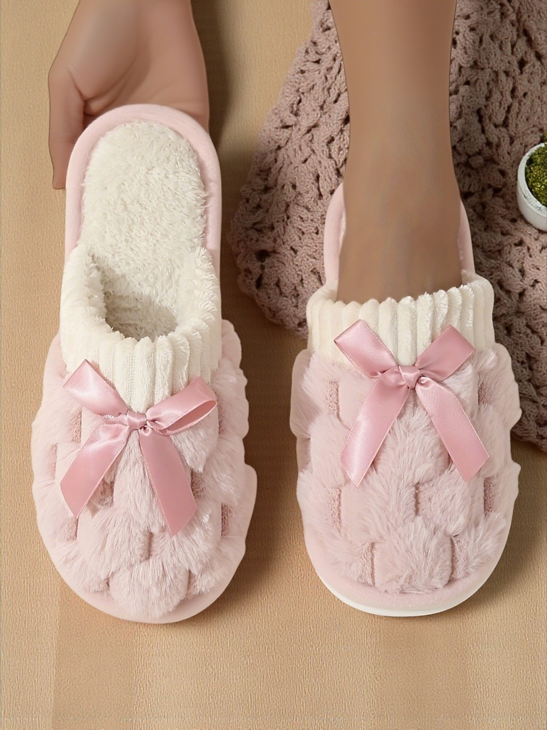 Женские розовые плюшевые домашние тапочки – пушистые зимние тапочки с атласным бантом для спальни, гостиной и уютного дома 2026 - $14.99 –P3