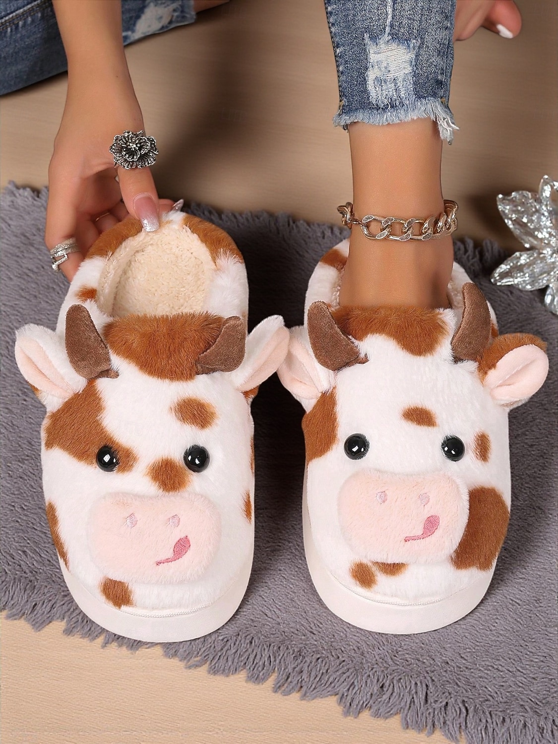 Papuci drăguți de pluș pentru femei, cu model de vacă, cu design 3D cu animale și căptușeală moale – pantofi confortabili de iarnă pentru casă și cadouri de sărbători 2025 - $19.99 –P3