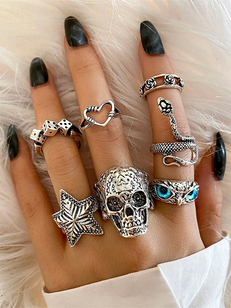 Set di anelli gotici da donna per Halloween: anelli regolabili vintage in argento con teschio, serpente, stella e dadi per feste, cosplay e vita notturna del 2025 a $7.99 –P1