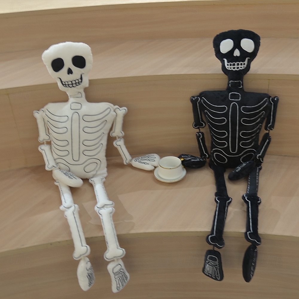 Peluche scheletro di Halloween da 18 pollici - morbido teschio spettrale imbottito per decorazioni di Halloween, casa stregata, dolcetto o scherzetto, oggetti di scena per atmosfere spaventose del 2025 a $32.99 –P4