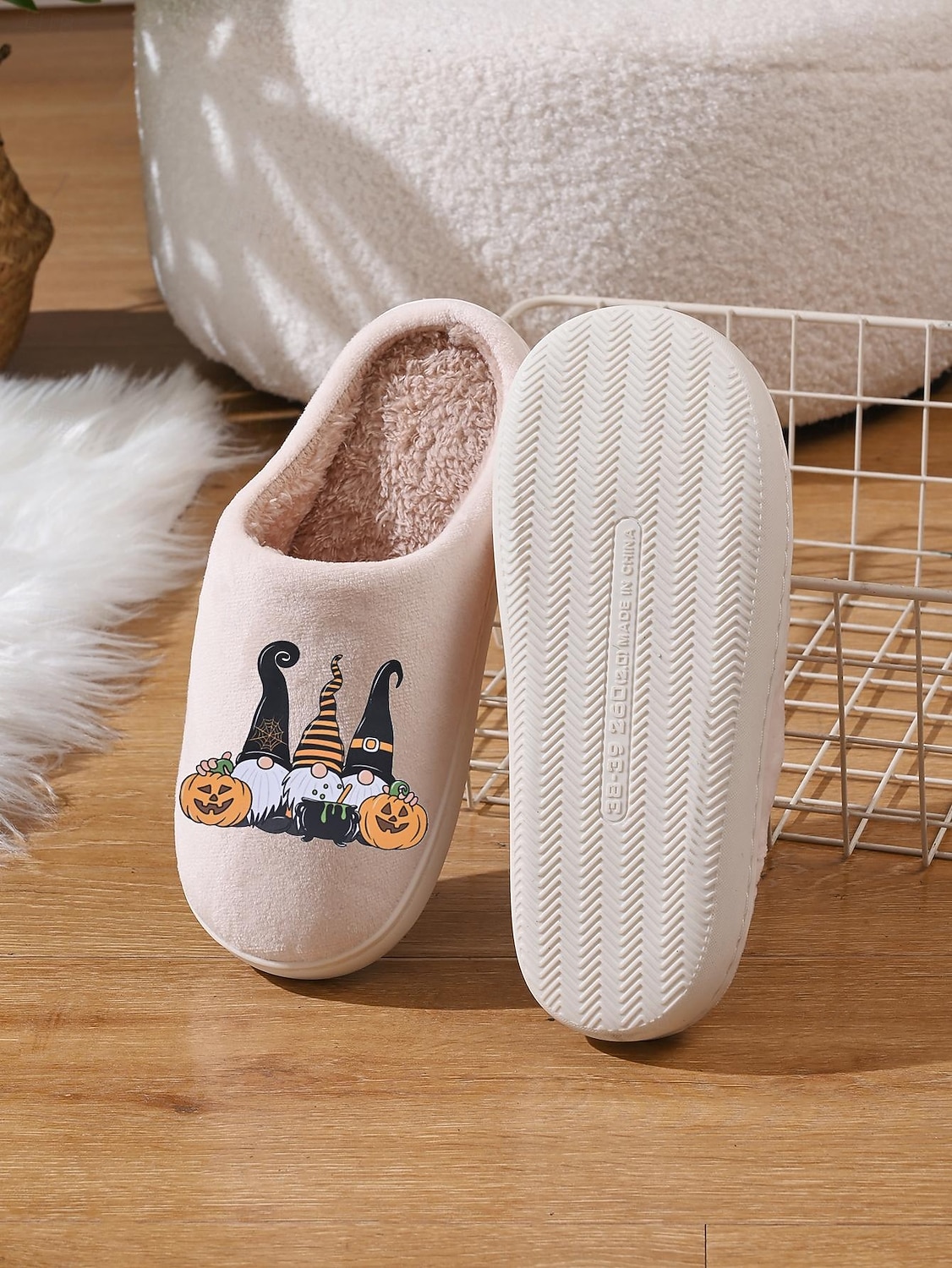 Pantufas femininas de gnomo para Halloween com forro de pelúcia - chinelos confortáveis para casa com estampa de abóbora e chapéu de bruxa para o outono, casais e presentes de Natal de 2025 por $14.99 –P4