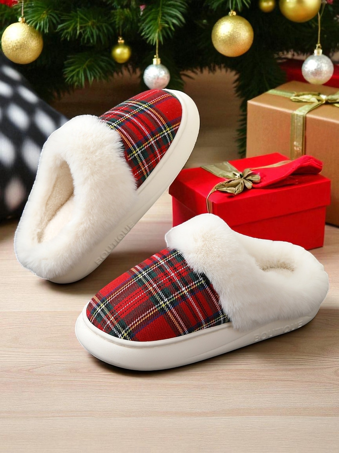 chinelos de Natal xadrez vermelhos para mulheres com forro de pele sintética e sola acolchoada – sapatos confortáveis para usar em casa, para presentes de inverno e feriados de 2025 por $19.99 –P3