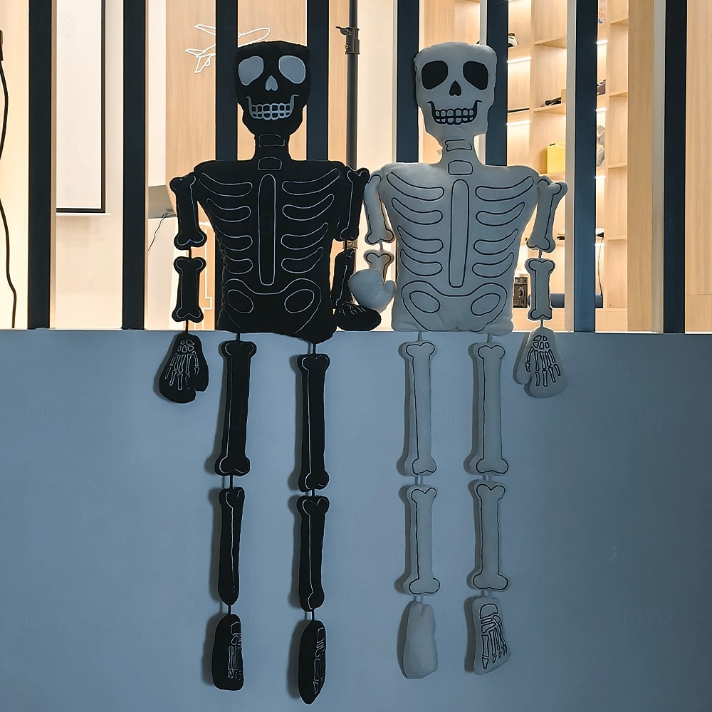 Peluche scheletro di Halloween da 18 pollici - morbido teschio spettrale imbottito per decorazioni di Halloween, casa stregata, dolcetto o scherzetto, oggetti di scena per atmosfere spaventose del 2025 a $32.99 –P13