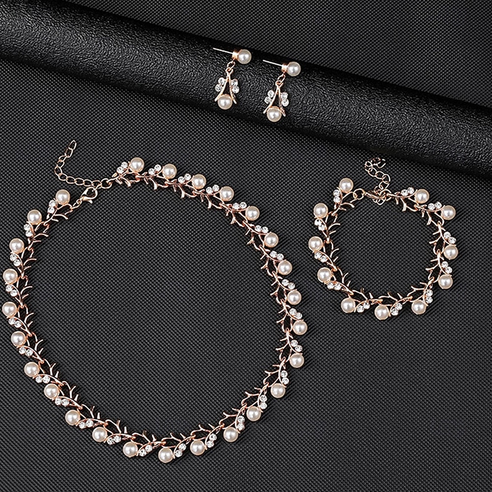 Parure de bijoux 3 Perle Perle Chrome 1 Collier Boucles d'oreilles Collier Femmes Élégant ancien Mode Le style rétro Classique Fleur Parure de Bijoux Pour Mariage Soirée robe demoiselle d honneur de 2025 ? $13.99 –P6