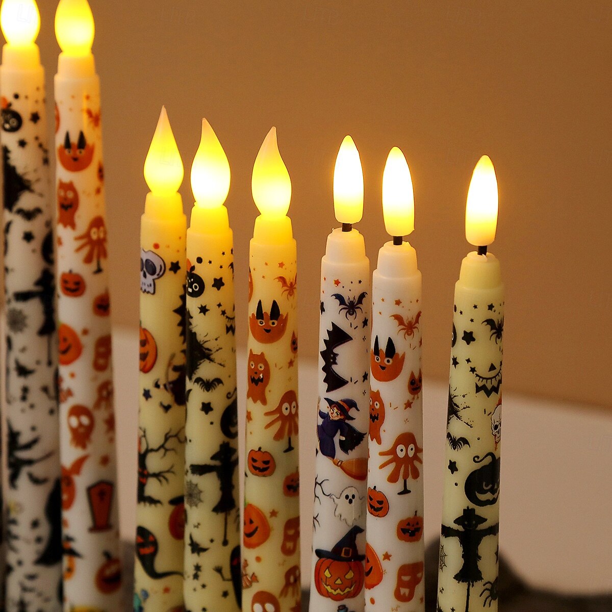 Candele a LED senza fiamma con motivo colorato di Halloween, candelieri a batteria con telecomando a 11 tasti e timer, luci a fiamma tremolante 3D per cene, decorazioni per interni, regali (6 pezzi del 2025 a $22.99 –P7