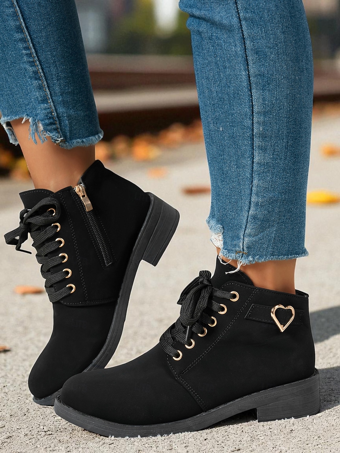 Botines negros de mujer: botas cortas con cordones y hebilla de corazón para looks casuales y streetwear. 2025 - $32.99 –P4