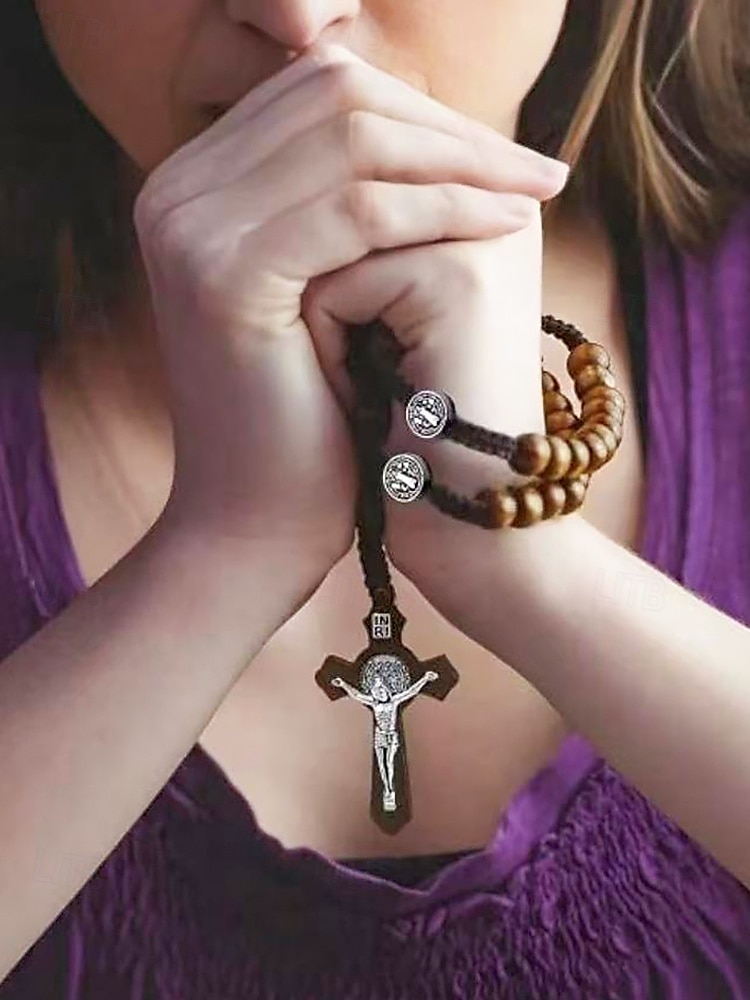 Rosario de madera para hombre con medalla de San Benito y crucifijo: cuentas de oración católicas para el culto religioso, la reflexión espiritual y la devoción diaria. 2025 - $7.99 –P2