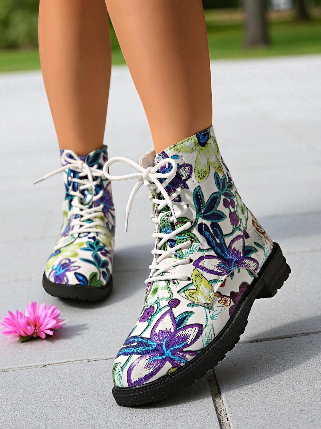 Botas de combate femininas com cadarço e estampa floral branca/roxa – botas casuais de cano curto com estampa floral colorida para uso diário, viagens e streetwear de 2025 por $29.99 –P4