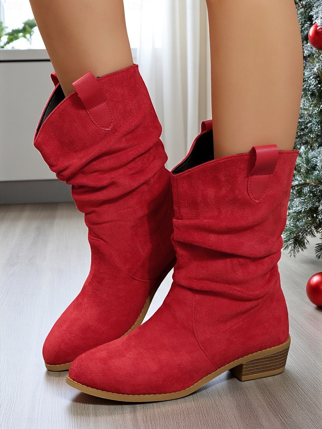 Bottes mi-mollet souples en faux daim rouge pour femmes avec talon bas et languettes de traction – chaussures d'hiver et de vacances élégantes pour les tenues décontractées et Noël de 2025 ? $34.99 –P2