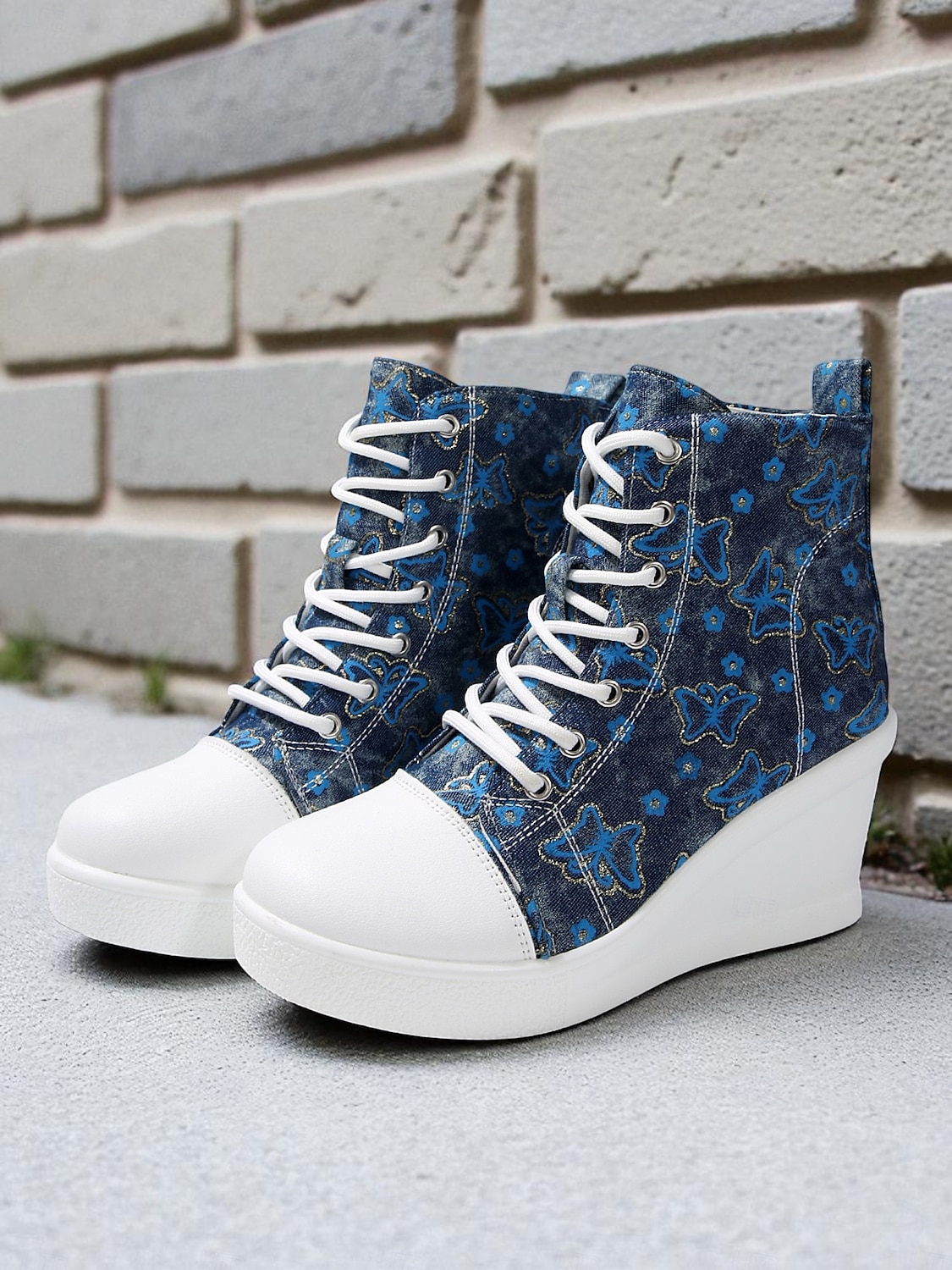 Damen-Wedge-Sneaker aus blauem Denim mit Schmetterlings-Print – lässige Schnürstiefel mit verstecktem Absatz für Reisen, Streetwear und Alltagsoutfits 2025 - $42.99 –P1