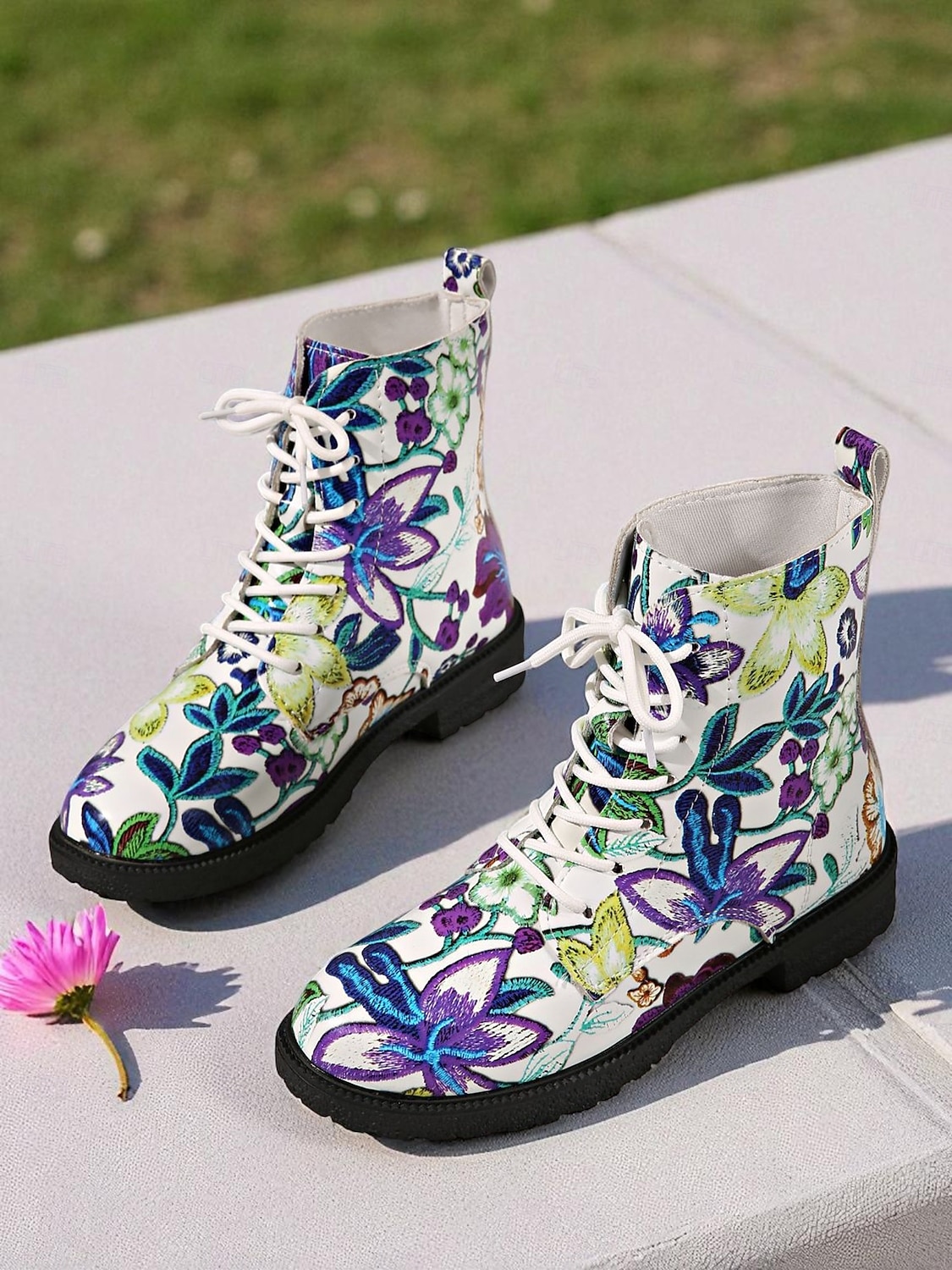 Botas de combate femininas com cadarço e estampa floral branca/roxa – botas casuais de cano curto com estampa floral colorida para uso diário, viagens e streetwear de 2025 por $29.99 –P1