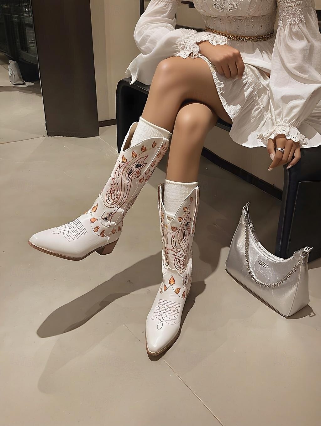 Dámské bílé kovbojské boty v západním stylu s unikátním barevným vyšívaným designem a úzkými podpatky, obuv v bohémském západním stylu 2025 - $46.99 –P4