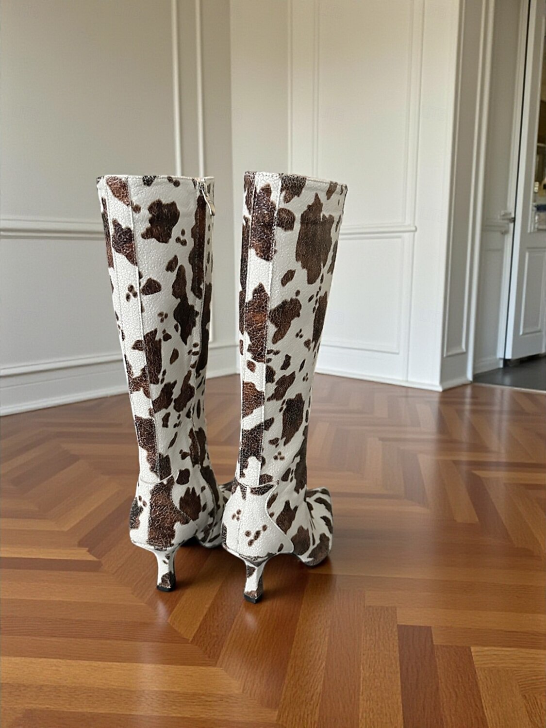 Botas femininas de cano alto com estampa de vaca e zíper lateral para facilitar o uso, salto agulha com bico fino, calçados modernos de inspiração ocidental para trajes casuais urbanos de 2025 por $64.99 –P5