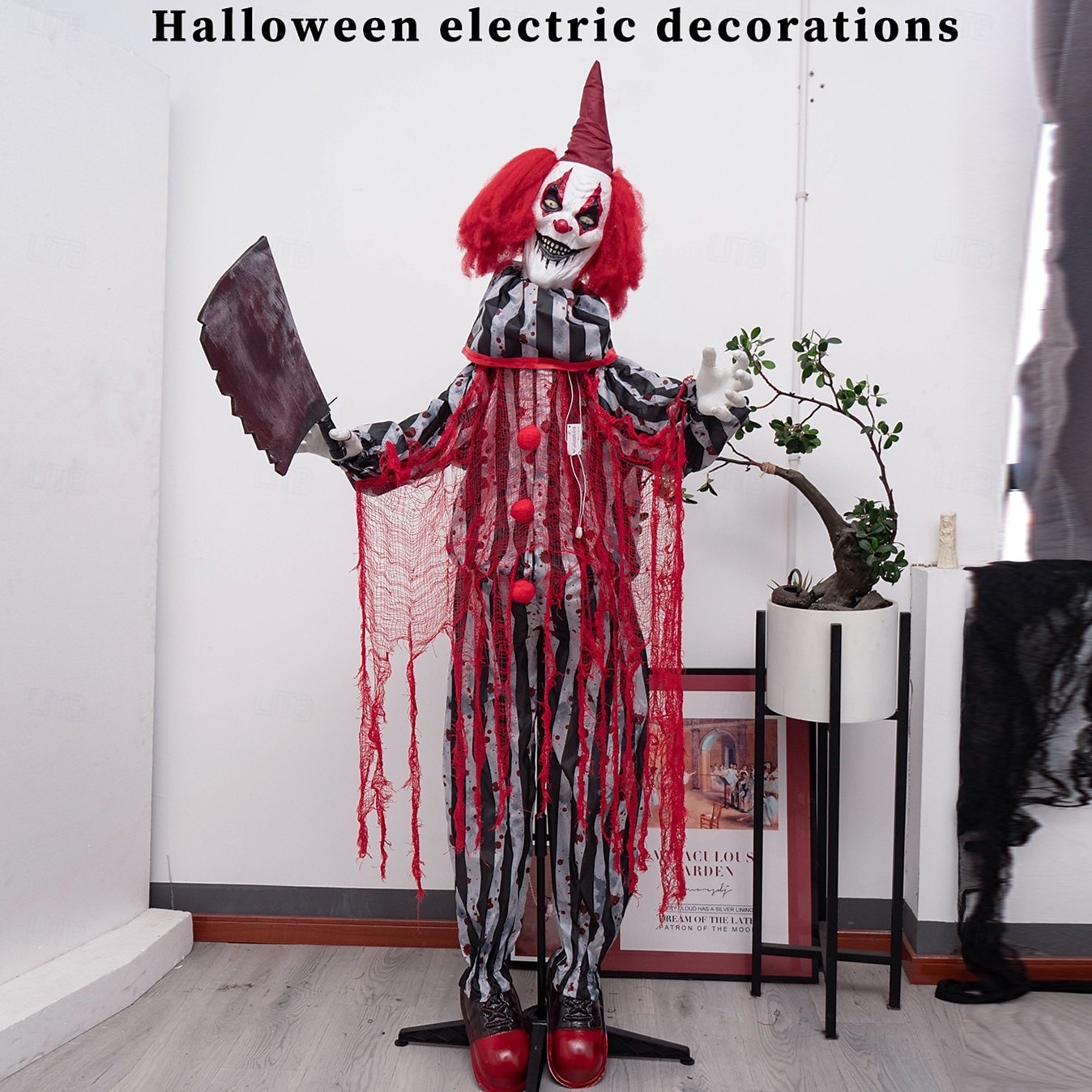 2025年 ハロウィーンのピエロの置物、肉切り包丁を持っている、お化け屋敷の秘密の部屋、電気センサーで光る装飾小道具  コレクション – $213.89 –P7