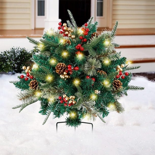 Urna de árbol de Navidad artificial preiluminada, decoración navideña para exteriores con plantas artificiales adornadas con adornos variados y luces LED blancas preinstaladas, decoración navideña con 2025 - $29.99 –P11
