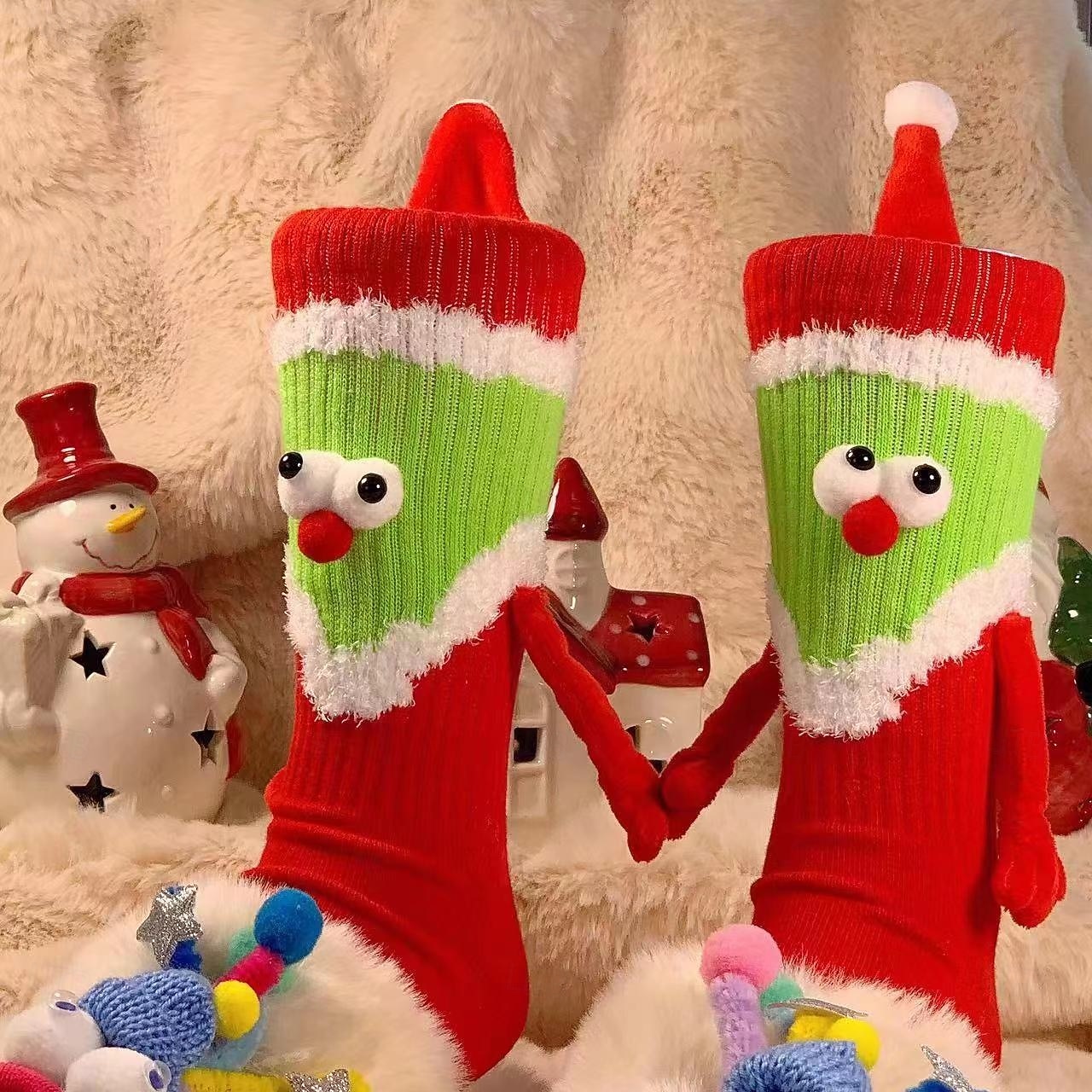 Calcetines navideños divertidos de dibujos animados para mujer: cómodos calcetines cálidos de invierno estilo Papá Noel en rojo y verde para fiestas y regalos navideños. 2025 - $11.99 –P1