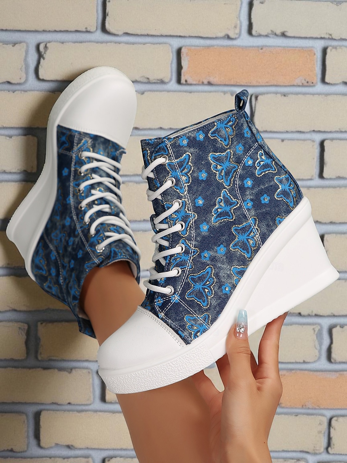 Damen-Wedge-Sneaker aus blauem Denim mit Schmetterlings-Print – lässige Schnürstiefel mit verstecktem Absatz für Reisen, Streetwear und Alltagsoutfits 2025 - $42.99 –P3