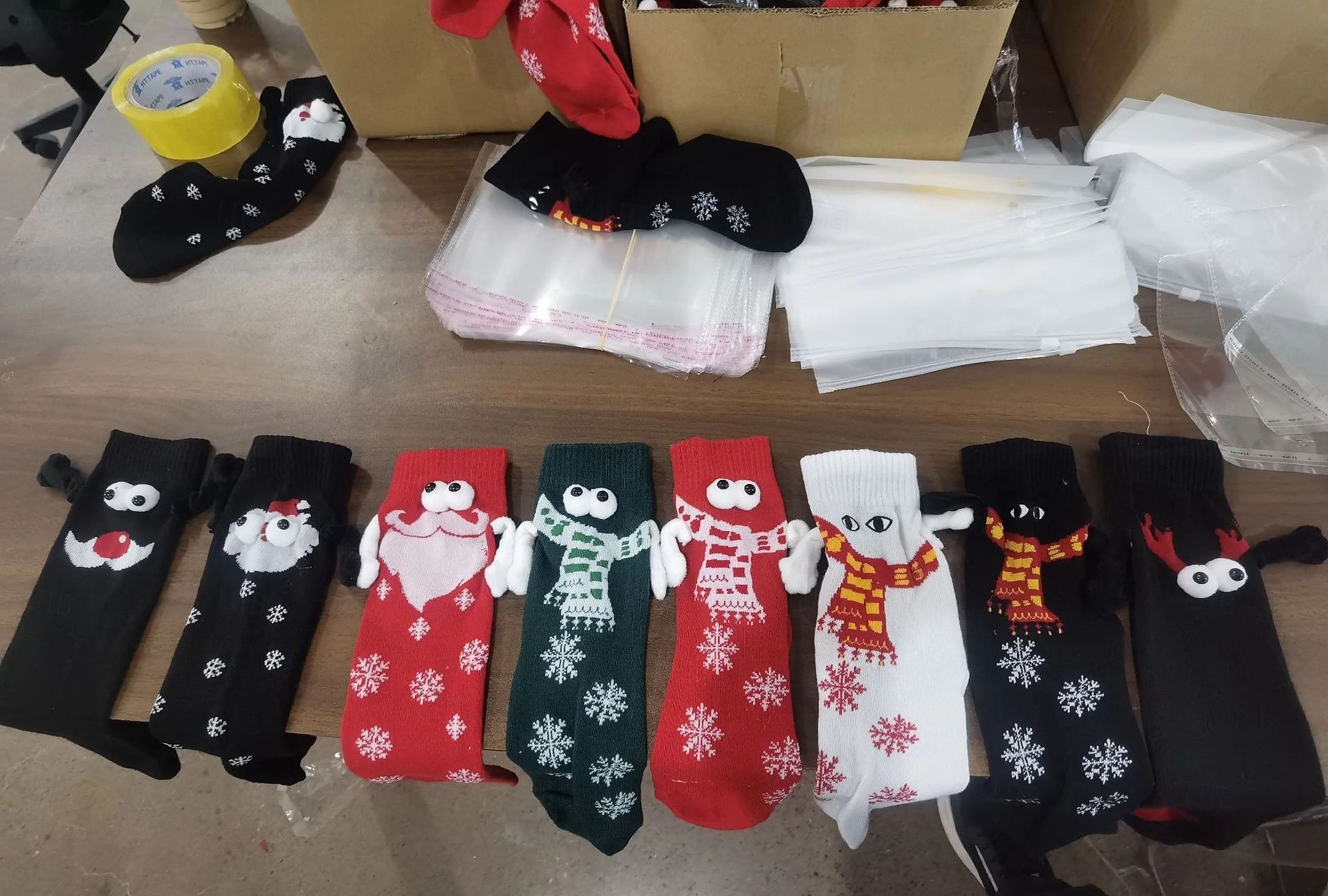 Calcetines magnéticos navideños de edición invernal, medias navideñas rojas con diseño de bufanda, calcetines decorativos magnéticos con forma de ojo grande para sujetar las manos, decoración festiva de Navidad y Halloween. 2026 - $8.99 –P1
