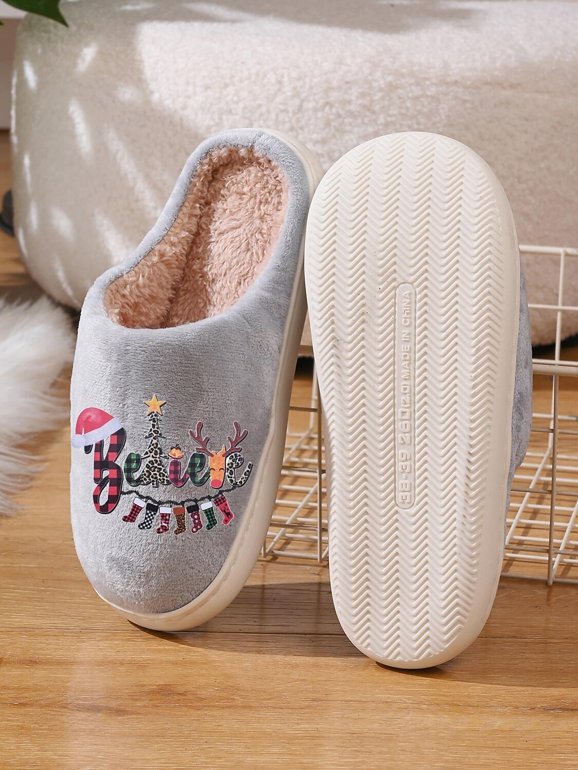 pantofole natalizie grigie da donna con fodera in peluche e stampa Believe: calde scarpe da interno per le vacanze, l'inverno e le riunioni di famiglia del 2025 a $18.99 –P4