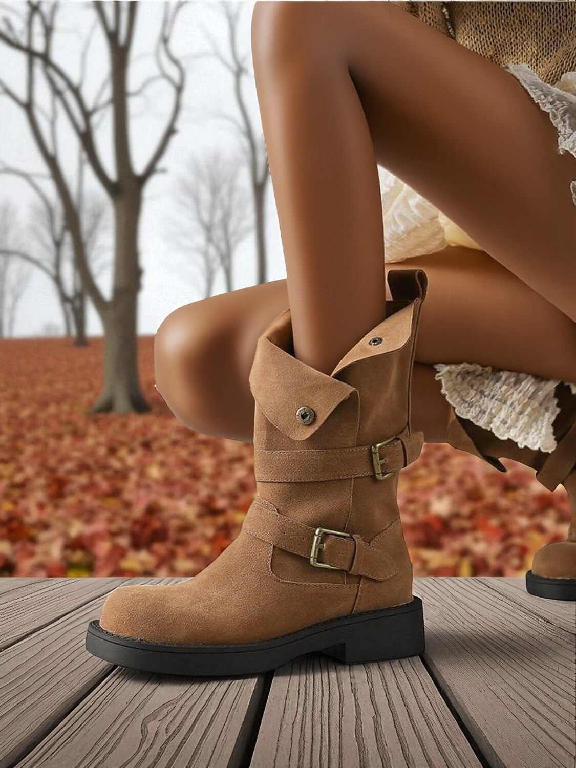 Bottes mi-mollet en daim pour femmes avec sangles à boucle, chaussures à talons bas confortables de style rétro décontracté pour le streetwear urbain et les tenues de tous les jours de 2025 ? $84.99 –P1