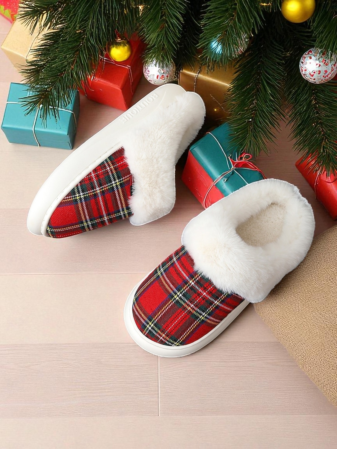chinelos de Natal xadrez vermelhos para mulheres com forro de pele sintética e sola acolchoada – sapatos confortáveis para usar em casa, para presentes de inverno e feriados de 2025 por $19.99 –P1
