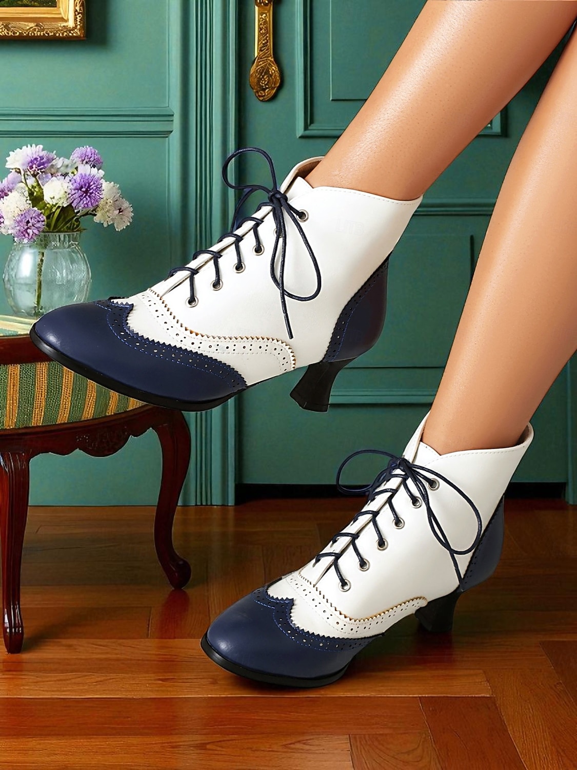 női 1950-es évekbeli vintage oxford bokacsizma – kétszínű, fűzős, brogue sarkú, szárnyas hegyű kialakítású, edward stílusban, retró öltözékekhez, cosplayhez, teadélutánokhoz és mindennapi viselethez. 2025 - $54.99 –P3