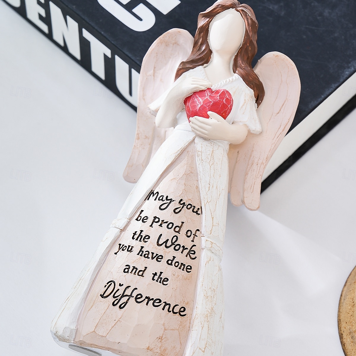1 pezzo di un angelo creativo in resina che tiene un cuore rosso con uno slogan in inglese è un elemento decorativo adatto per pareti di sfondo per TV, ingressi, sale studio, scrivanie per uffici e del 2025 a $14.99 –P9