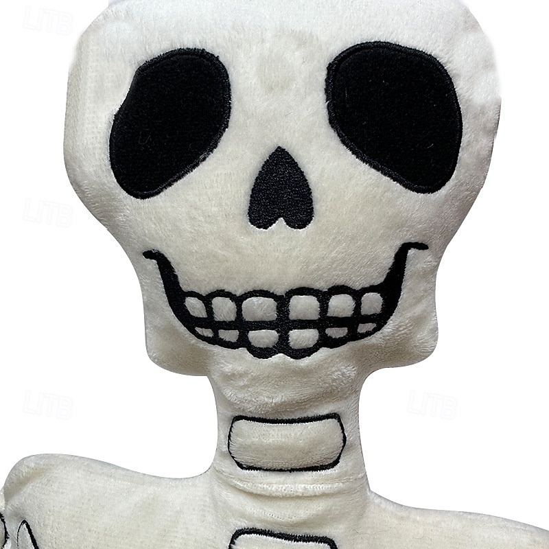 Peluche scheletro di Halloween da 18 pollici - morbido teschio spettrale imbottito per decorazioni di Halloween, casa stregata, dolcetto o scherzetto, oggetti di scena per atmosfere spaventose del 2025 a $32.99 –P7