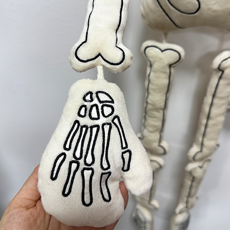 Peluche scheletro di Halloween da 18 pollici - morbido teschio spettrale imbottito per decorazioni di Halloween, casa stregata, dolcetto o scherzetto, oggetti di scena per atmosfere spaventose del 2025 a $32.99 –P2