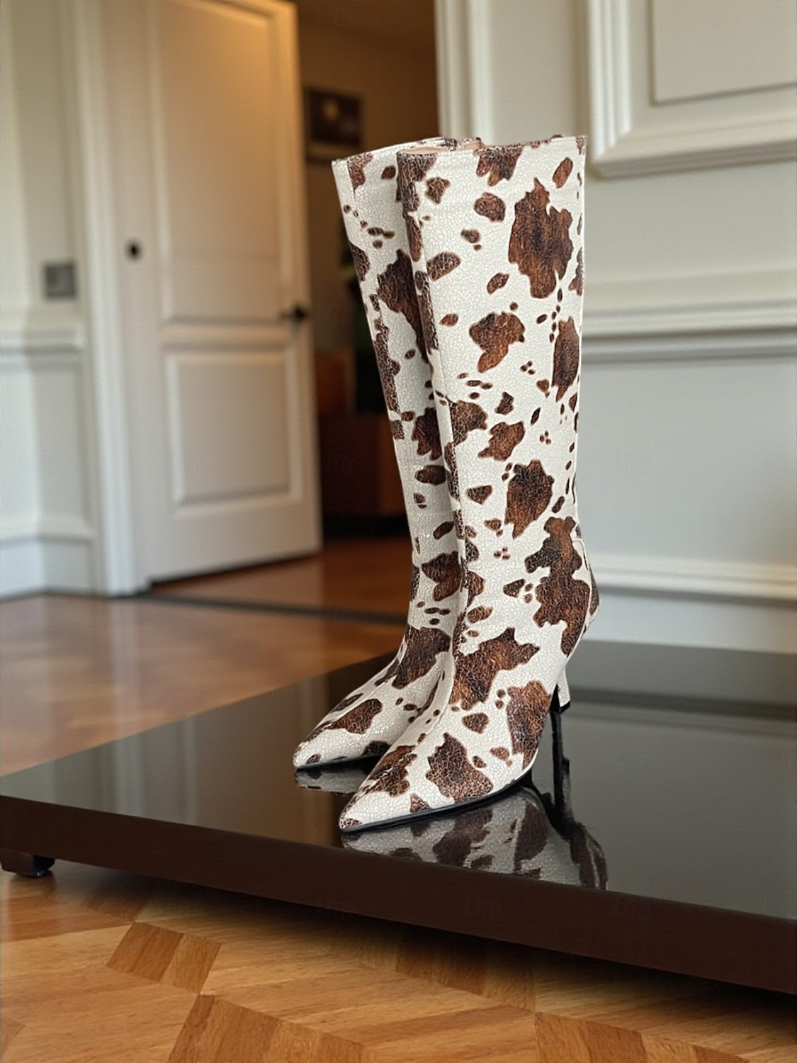 Botas femininas de cano alto com estampa de vaca e zíper lateral para facilitar o uso, salto agulha com bico fino, calçados modernos de inspiração ocidental para trajes casuais urbanos de 2025 por $64.99 –P4