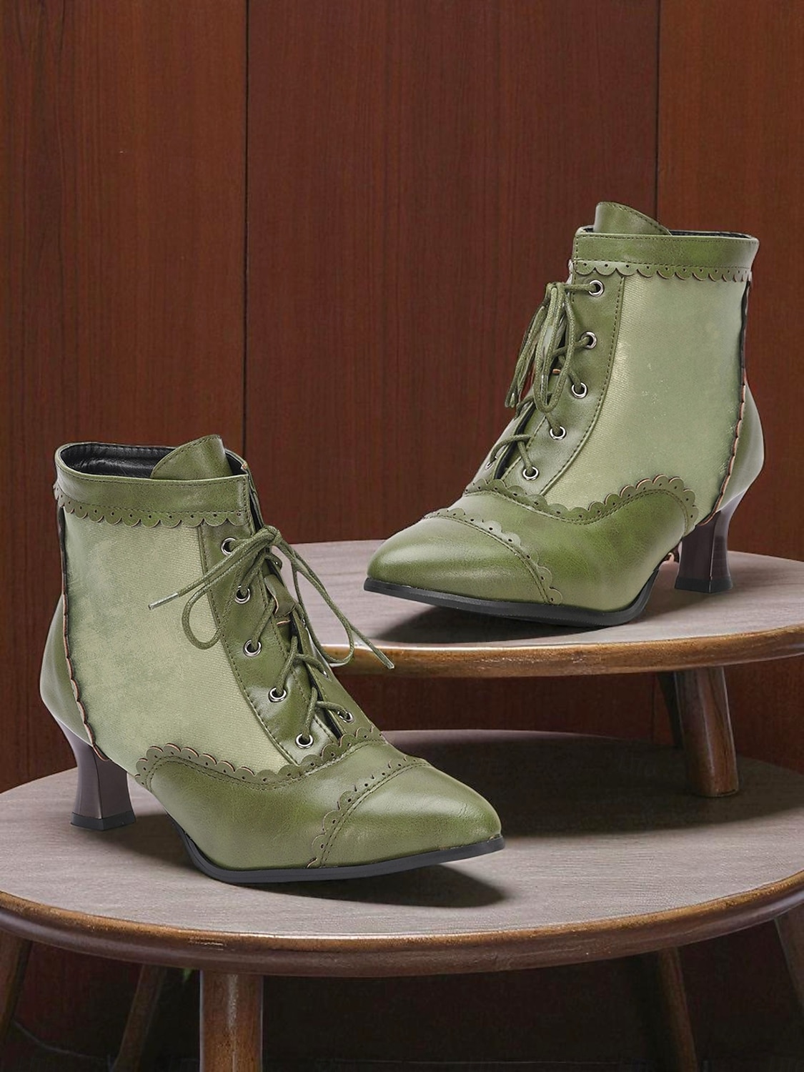 Bottines à lacets victoriennes bleu clair des années 1920 pour femmes – talons brogues à bords festonnés avec design bicolore, style vintage édouardien pour costumes rétro, cosplay, goûters et tenues quotidiennes de 2025 ? $54.99 –P3