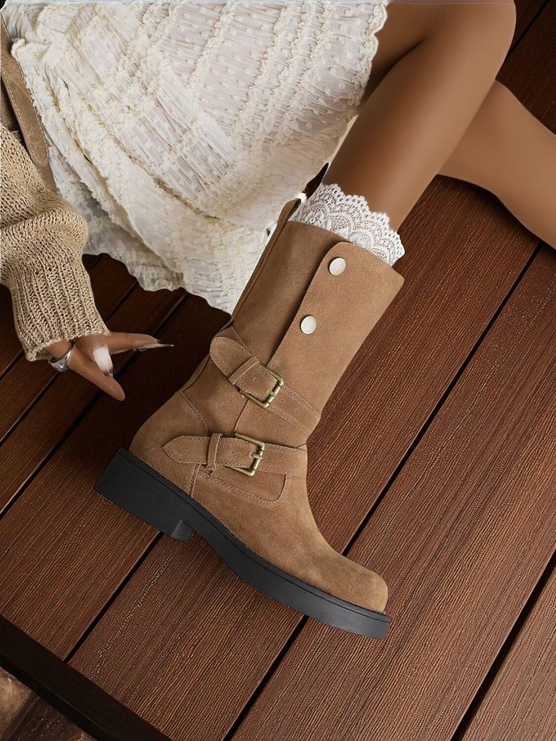 Bottes mi-mollet en daim pour femmes avec sangles à boucle, chaussures à talons bas confortables de style rétro décontracté pour le streetwear urbain et les tenues de tous les jours de 2025 ? $84.99 –P3