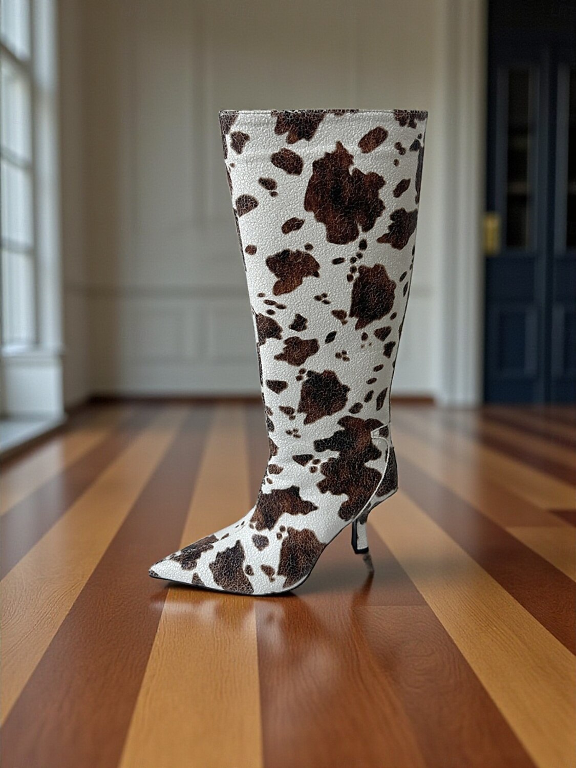 Botas femininas de cano alto com estampa de vaca e zíper lateral para facilitar o uso, salto agulha com bico fino, calçados modernos de inspiração ocidental para trajes casuais urbanos de 2025 por $64.99 –P7