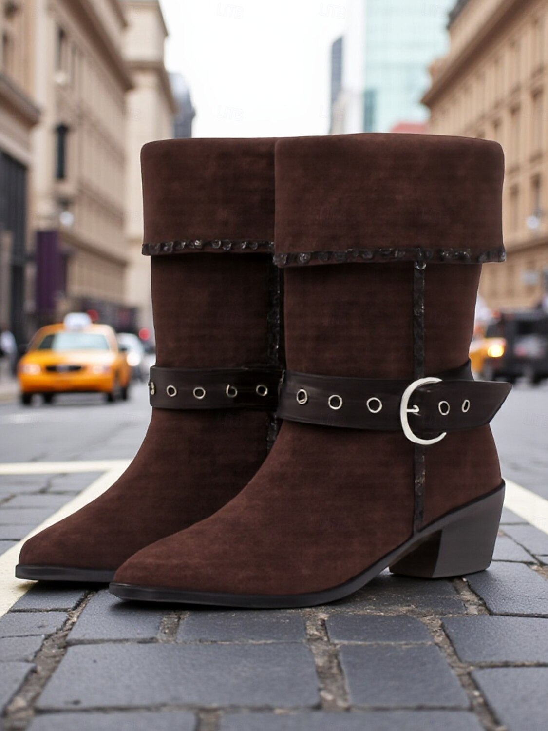 Bottes mi-mollet en daim marron pour femme – bottines western à rabat avec bride à boucle et talons bas, chaussures rétro d'automne pour le streetwear, tenues décontractées et looks d'inspiration rodéo de 2025 ? $42.99 –P5