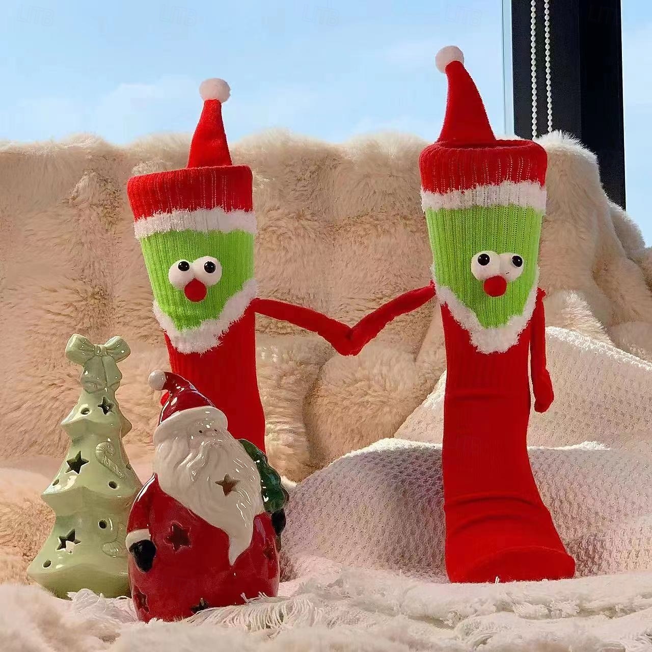 Calcetines navideños divertidos de dibujos animados para mujer: cómodos calcetines cálidos de invierno estilo Papá Noel en rojo y verde para fiestas y regalos navideños. 2025 - $11.99 –P2
